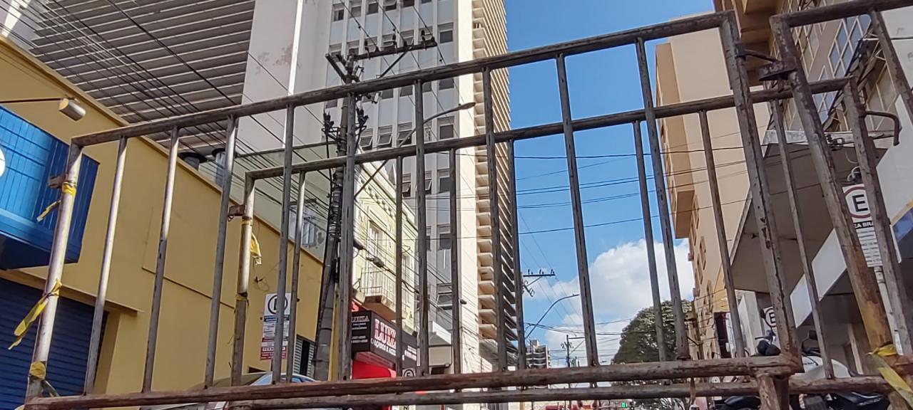 Foto 13 de 16 — Com protesto marcado, rua no entorno da prefeitura é fechada em Araraquara